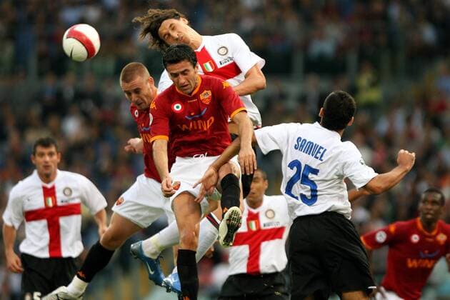 Zlatan Ibrahimovic (Inter Mailand, o.) gegen Christian Panucci (vorn) und Daniele de Rossi (beide AS Rom) -  Fußball Herren Serie A 2007 2008, 1. Italienische Liga, AS Roma - FC Internazionale Mailand 1:4 Gruppe Rom Dynamik, Fußball Herren Serie A 2007 2008, 1. Italienische Liga, AS Roma - FC Internazionale Mailand 1:4 Gruppe Rom Dynamik,