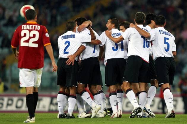 Torjubel Inter Mailand neben Max Tonetto (AS Roma) -  Fußball Herren Serie A 2007 2008, 1. Italienische Liga, AS Roma - FC Internazionale Mailand 1:4 Gruppe Rom Begeisterung, Freude, Fußball Herren Serie A 2007 2008, 1. Italienische Liga, AS Roma - FC Internazionale Mailand 1:4 Gruppe Rom Begeisterung, Freude,