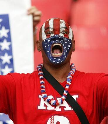 US Amerikanischer Fan unterstützt lautstark sein Team -  Fußball Länderspiel Damen WM 2007, Nationalmannschaft, Frauen Frauenfußball, Spiel um Platz 3 Einzelbild Shanghai Freude, Begeisterung, Fußball Länderspiel Damen WM 2007, Nationalmannschaft, Frauen Frauenfußball, Spiel um Platz 3 Einzelbild Shanghai Freude, Begeisterung,