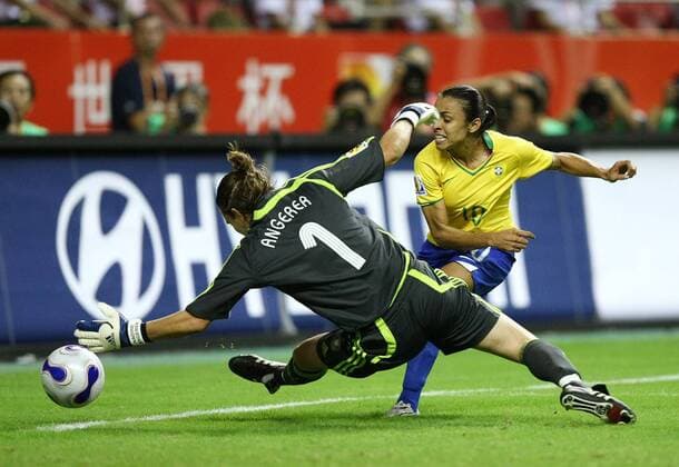 Marta (Brasilien) gegen Torfrau Nadine Angerer (Deutschland) - Fußball Länderspiel Damen WM 2007, Nationalmannschaft, Nationaltrikot, Frauen, Frauenfußball, Finale, Endspiel Gruppe Deutschland - Brasilien 2:0 Shanghai, Aufmacher Dynamik, Fußball Länderspiel Damen WM 2007, Nationalmannschaft, Nationaltrikot, Frauen, Frauenfußball, Finale, Endspiel Gruppe Deutschland - Brasilien 2:0 Shanghai, Aufmacher Dynamik,
