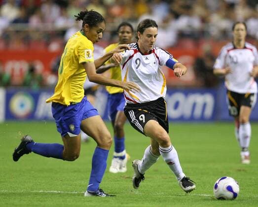 Birgit Prinz (Deutschland, re.) gegen Aline Pellegrino (Brasilien) - Fußball Länderspiel Damen WM 2007, Nationalmannschaft, Nationaltrikot, Frauen, Frauenfußball, Finale, Endspiel Gruppe Deutschland - Brasilien 2:0 Shanghai Dynamik, Fußball Länderspiel Damen WM 2007, Nationalmannschaft, Nationaltrikot, Frauen, Frauenfußball, Finale, Endspiel Gruppe Deutschland - Brasilien 2:0 Shanghai Dynamik,