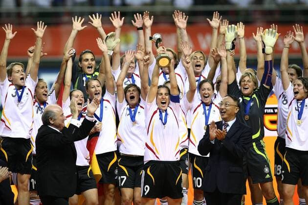 IMAGO Iconic Moments, Fußball - Frauen Deutschland ist Weltmeister 2007 - Birgit Prinz (Mitte) präsentiert stolz den Pokal, li. FIFA Präsident Joseph S. Blatter (Schweiz) - Fußball WM Damen WM 2007, Frauen, Frauenfußball, Länderspiel, Nationalteam, Nationaltrikot, Finale, Endspiel Totale Feier, Siegesfeier, feiern, Weltmeistertrophäe Shanghai, Aufmacher, Trophäe, Weltmeisterpokal Freude, Begeisterung, Fußball WM Damen WM 2007, Frauen, Frauenfußball, Länderspiel, Nationalteam, Nationaltrikot, Finale, Endspiel Totale Feier, Siegesfeier, feiern, Weltmeistertrophäe Shanghai, Aufmacher, Trophäe, Weltmeisterpokal Freude, Begeisterung,