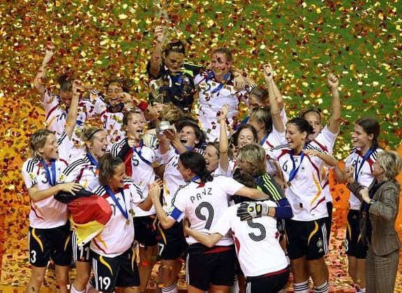 Deutschland ist Weltmeister 2007 und feiert dies im Konfettiregen - Fußball WM Damen WM 2007, Frauen, Frauenfußball, Länderspiel, Nationalteam, Nationaltrikot, Finale, Endspiel Totale Feier, Siegesfeier, feiern Shanghai Freude, Begeisterung, Fußball WM Damen WM 2007, Frauen, Frauenfußball, Länderspiel, Nationalteam, Nationaltrikot, Finale, Endspiel Totale Feier, Siegesfeier, feiern Shanghai Freude, Begeisterung,