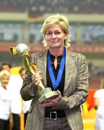 Bundestrainerin Silvia Neid präsentiert stolz die Trophäe - Deutschland ist Weltmeister 2007 - Fußball WM Damen WM 2007, Frauen, Frauenfußball, Länderspiel, Nationalteam, Nationaltrikot, Finale, Endspiel Einzelbild Feier, Siegesfeier, feiern, Nationaltrainer, Shanghai, Nationaltrainerin Freude, Fußball WM Damen WM 2007, Frauen, Frauenfußball, Länderspiel, Nationalteam, Nationaltrikot, Finale, Endspiel Einzelbild Feier, Siegesfeier, feiern, Nationaltrainer, Shanghai, Nationaltrainerin Freude,