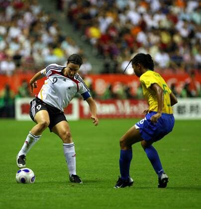 Birgit Prinz (Deutschland, li.) gegen Renata Costa (Brasilien) - (IMCpau15235424) Fußball Länderspiel Damen WM 2007, Nationalmannschaft, Nationaltrikot, Finale, Endspiel, Deutschland - Brasilien 2:0, Frauen Gruppe Shanghai Fußball Länderspiel Damen WM 2007, Nationalmannschaft, Nationaltrikot, Finale, Endspiel, Deutschland - Brasilien 2:0, Frauen Gruppe Shanghai