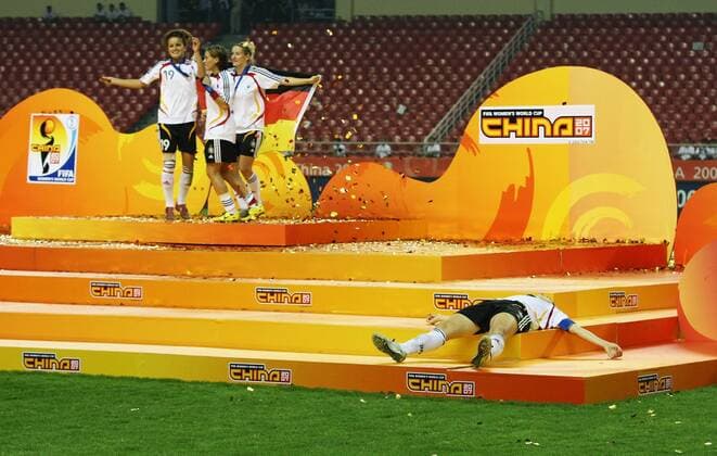 Birgit Prinz (Deutschland, re.) - Weltmeisterin 2007 - hat auf dem Podium alle Viere von sich gestreckt und genießt in Ruhe den Erfolg - Fußball WM Damen WM 2007, Frauen, Frauenfußball, Länderspiel, Nationalteam, Finale, Endspiel, Nationaltrikot Totale Logo, Emblem, Turnierlogo, Turnieremblem Shanghai, Aufmacher Glück, Ruhe, Freude, Fußball WM Damen WM 2007, Frauen, Frauenfußball, Länderspiel, Nationalteam, Finale, Endspiel, Nationaltrikot Totale Logo, Emblem, Turnierlogo, Turnieremblem Shanghai, Aufmacher Glück, Ruhe, Freude,