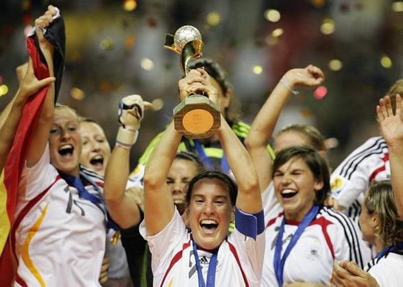 Deutschland ist Weltmeister 2007 - Birgit Prinz präsentiert stolz den Pokal -  Fußball WM Damen WM 2007, Frauen, Frauenfußball, Länderspiel, Nationalteam, Finale, Endspiel, Nationaltrikot Gruppe Schrei, Jubelschrei, Freudenschrei, Shanghai, Aufmacher, Siegesfeier Freude, Begeisterung, Fußball WM Damen WM 2007, Frauen, Frauenfußball, Länderspiel, Nationalteam, Finale, Endspiel, Nationaltrikot Gruppe Schrei, Jubelschrei, Freudenschrei, Shanghai, Aufmacher, Siegesfeier Freude, Begeisterung,