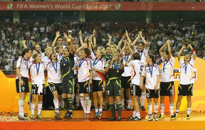 Deutschland ist Weltmeister 2007 - Torfrau Nadine Angerer (4.v.li.) präsentiert stolz den Pokal -  Fußball WM Damen WM 2007, Frauen, Frauenfußball, Länderspiel, Nationalteam, Finale, Endspiel, Nationaltrikot Totale Schrei, Jubelschrei, Freudenschrei, Shanghai, Torhüterin, Feier, feiern, Siegesfeier Freude, Fußball WM Damen WM 2007, Frauen, Frauenfußball, Länderspiel, Nationalteam, Finale, Endspiel, Nationaltrikot Totale Schrei, Jubelschrei, Freudenschrei, Shanghai, Torhüterin, Feier, feiern, Siegesfeier Freude,