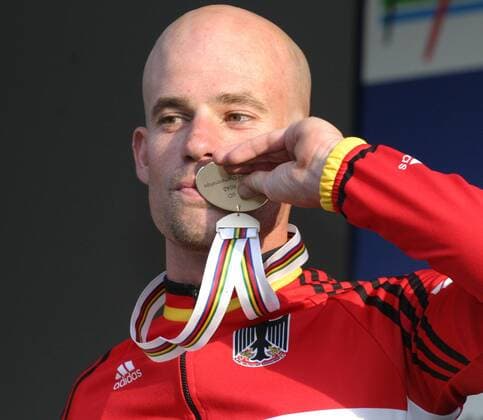 Stefan Schumacher (Deutschland) - Dritter der Weltmeisterschaft 2007 in Stuttgart küsst seine Medaille Radsport WM Herren WM 2007, Straßenradsport, Straße, Rad o0 Nationaltrikot Einzelbild Stuttgart Radsport WM Herren WM 2007, Straßenradsport, Straße, Rad o0 Nationaltrikot Einzelbild Stuttgart