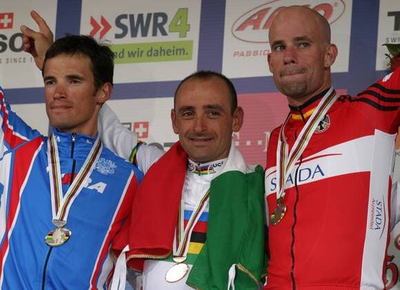 Siegerehrung der WM 2007 in Stuttgart, v.li.: Alexandr Kolobnev (Rußland), Weltmeister Paolo Bettini (Italien) und Stefan Schumacher (Deutschland) Radsport WM Herren WM 2007, Straßenradsport, Straße, Rad o0 Nationaltrikot Gruppe Stuttgart Radsport WM Herren WM 2007, Straßenradsport, Straße, Rad o0 Nationaltrikot Gruppe Stuttgart