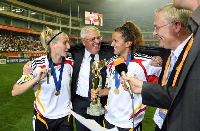 Deutschland ist Weltmeister 2007 - Anja Mittag (li.) und Fatmire Bajramaj (re.) haben DFB Präsident Dr. Theo Zwanziger mit dem Pokal in ihre Mitte genommen, re. Generalsekretär Horst R. Schmidt - Fußball WM Damen WM 2007, Frauen, Frauenfußball, Länderspiel, Nationalteam, Finale, Endspiel, Nationaltrikot Gruppe Deutscher Fußballbund, Fußballverband Shanghai, Weltmeistertrophäe, Weltmeisterpokal Freude, Kameradschaft, Fußball WM Damen WM 2007, Frauen, Frauenfußball, Länderspiel, Nationalteam, Finale, Endspiel, Nationaltrikot Gruppe Deutscher Fußballbund, Fußballverband Shanghai, Weltmeistertrophäe, Weltmeisterpokal Freude, Kameradschaft,