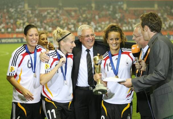 Deutschland ist Weltmeister 2007 - Linda Bresonik (li.), Anja Mittag (2.v.li.) und Fatmire Bajramaj (re.) haben DFB Präsident Dr. Theo Zwanziger mit dem Pokal in ihre Mitte genommen - Fußball WM Damen WM 2007, Frauen, Frauenfußball, Länderspiel, Nationalteam, Finale, Endspiel, Nationaltrikot Gruppe Deutscher Fußballbund, Fußballverband Shanghai, Weltmeistertrophäe, Weltmeisterpokal Freude, Kameradschaft, Fußball WM Damen WM 2007, Frauen, Frauenfußball, Länderspiel, Nationalteam, Finale, Endspiel, Nationaltrikot Gruppe Deutscher Fußballbund, Fußballverband Shanghai, Weltmeistertrophäe, Weltmeisterpokal Freude, Kameradschaft,