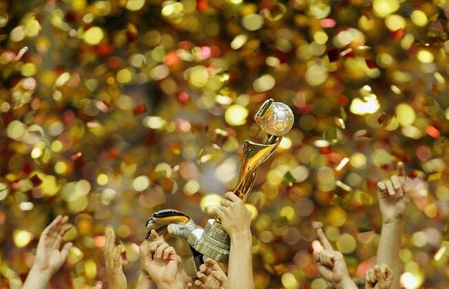 IMAGO Iconic Moments, Fußball - Frauen Deutschland ist Weltmeister 2007 - Hände strecken sich im Konfettiregen nach dem Pokal - Fußball WM Damen WM 2007, Frauen, Frauenfußball, Länderspiel, Nationalteam, Finale, Endspiel, Gruppe Trophäe, Weltmeisterpokal, Weltmeistertrophäe Shanghai Freude, Fußball WM Damen WM 2007, Frauen, Frauenfußball, Länderspiel, Nationalteam, Finale, Endspiel, Gruppe Trophäe, Weltmeisterpokal, Weltmeistertrophäe Shanghai Freude,