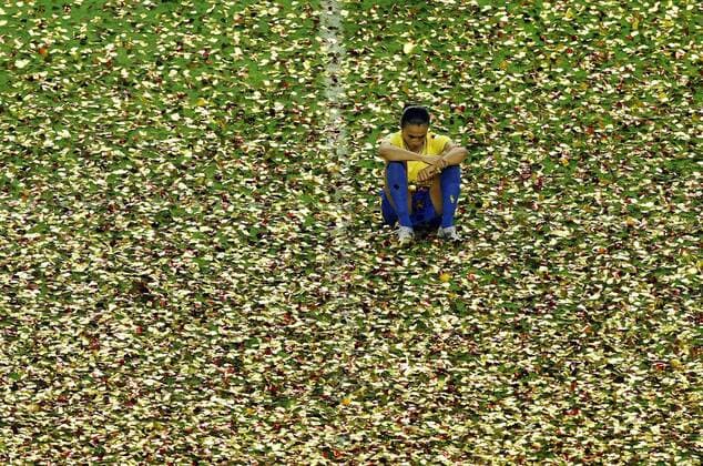 IMAGO Iconic Moments, Fußball - Frauen Marta (Brasilien) sitzt enttäuscht in den Konfettischnipseln -  Fußball WM Damen WM 2007, Frauen, Frauenfußball, Länderspiel, Nationalteam, Finale, Endspiel, Nationaltrikot Totale Shanghai Enttäuschung, Fußball WM Damen WM 2007, Frauen, Frauenfußball, Länderspiel, Nationalteam, Finale, Endspiel, Nationaltrikot Totale Shanghai Enttäuschung,