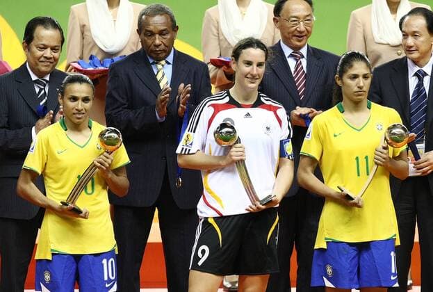 Ehrung der drei besten Spielerinnen der WM 2007: Gewinnerin Marta (Brasilien, li.) neben der zweiten Birgit Prinz (Deutschland, Mitte) und der dritten Cristiane (Brasilien) - Fußball WM Herren WM 2007, Frauen, Frauenfußball, Länderspiel, Nationalteam, Nationaltrikot, Finale, Endspiel, Gruppe Shanghai Fußball WM Herren WM 2007, Frauen, Frauenfußball, Länderspiel, Nationalteam, Nationaltrikot, Finale, Endspiel, Gruppe Shanghai