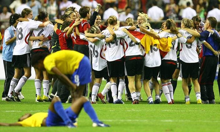 Siegesjubel Deutschland nach dem WM Finale vor enttäuschten Brasilianerinnen -  Fußball Länderspiel Damen WM 2007, Nationalmannschaft, Nationaltrikot Finale Endspiel Deutschland - Brasilien 2:0, Vdig Totale Shanghai Frauen, Frauenfußball Freude, Begeisterung, Fußball Länderspiel Damen WM 2007, Nationalmannschaft, Nationaltrikot Finale Endspiel Deutschland - Brasilien 2:0, Vdig Totale Shanghai Frauen, Frauenfußball Freude, Begeisterung,