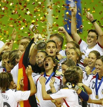 Siegesjubel Deutschland nach dem WM Finale 2007 mit dem Pokal -  Fußball Länderspiel Damen WM 2007, Nationalmannschaft, Nationaltrikot Finale Endspiel Deutschland, Vdig Totale Frauen, Frauenfußball Shanghai Trophäe Freude, Begeisterung, Fußball Länderspiel Damen WM 2007, Nationalmannschaft, Nationaltrikot Finale Endspiel Deutschland, Vdig Totale Frauen, Frauenfußball Shanghai Trophäe Freude, Begeisterung,