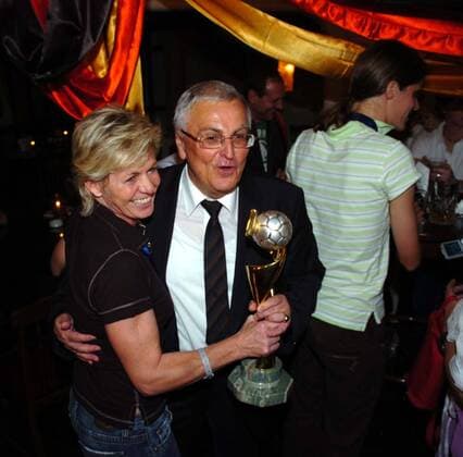 DFB Präsident Dr. Theo Zwanziger (re.) und Bundestrainerin Silvia Neid (beide Deutschland) wagen auf der Mannschaftsparty nach dem WM Gewinn ein Tänzchen mit dem Pokal Fußball Damen WM 2007, Nationalmannschaft, Party Abschlußparty Siegerparty Feier feiern Siegesfeier, Vdig Gruppe Frauen, Frauenfußball, o0 Bundestrainer Shanghai Deutscher Fußballbund Freude, Begeisterung, Fußball Damen WM 2007, Nationalmannschaft, Party Abschlußparty Siegerparty Feier feiern Siegesfeier, Vdig Gruppe Frauen, Frauenfußball, o0 Bundestrainer Shanghai Deutscher Fußballbund Freude, Begeisterung,