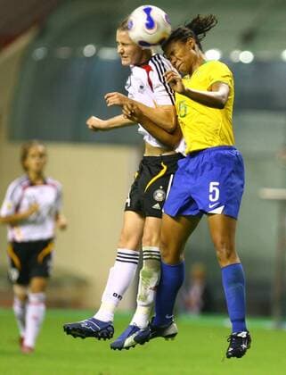 Renata Costa (Brasilien, re.) gegen Simone Laudehr (Deutschland) - Fußball Länderspiel Damen WM 2007, Nationalmannschaft, Nationaltrikot, Frauen, Finale, Endspiel, Deutschland - Brasilien 2:0 Gruppe Shanghai Dynamik, Fußball Länderspiel Damen WM 2007, Nationalmannschaft, Nationaltrikot, Frauen, Finale, Endspiel, Deutschland - Brasilien 2:0 Gruppe Shanghai Dynamik,