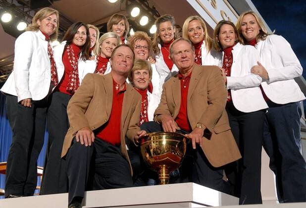 Kapitän Jack Nicklaus (re.) nebst Frau Barbara und sein Assistent Jeff Sluman (alle USA) präsentieren die Trophäe für den Presidents Cup 2007, dahinter die Spielerfrauen von Zach Johnson (Kim, re.)... - (MON20070930333) Golf Herren The Presidents Cup 2007, President s, PGA Tour, Froschperspektive, unten, Totale Assistent, Assistenztrainer, Teamkapitän Montreal, Mannschaftskapitän, o0 Kleidung Freude, Golf Herren The Presidents Cup 2007, President s, PGA Tour, Froschperspektive, unten, Totale Assistent, Assistenztrainer, Teamkapitän Montreal, Mannschaftskapitän, o0 Kleidung Freude,