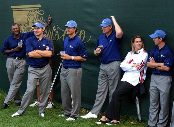 Spieler vom Team International wirken mächtig entspannt, v.li.: Vijay Singh (Fidschi Inseln), Trevor Immelman (Südafrika), Adam Scott (Australien), Ernie Els (Südafrika) und Mike Weir (Kanada, re.) - (MON20070930339) Golf Herren The Presidents Cup 2007, President s, PGA Tour Gruppe Montreal Freude, Golf Herren The Presidents Cup 2007, President s, PGA Tour Gruppe Montreal Freude,