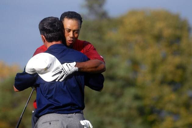 Eldrick Tiger Woods (Team USA, re.) umarmt Mike Weir (Kanada Team International) -  (MON20070930316) Golf Herren The Presidents Cup 2007, President s, PGA Tour Gruppe Montreal Kameradschaft, Golf Herren The Presidents Cup 2007, President s, PGA Tour Gruppe Montreal Kameradschaft,