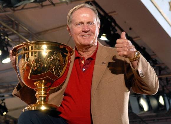Teamkapitän Jack Nicklaus (Team USA) präsentiert stolz die Trophäe für den Erfolg im Presidents Cup 2007 -  (MON20070930328) Golf Herren The Presidents Cup 2007, President s, PGA Tour Einzelbild Montreal Freude, Golf Herren The Presidents Cup 2007, President s, PGA Tour Einzelbild Montreal Freude,