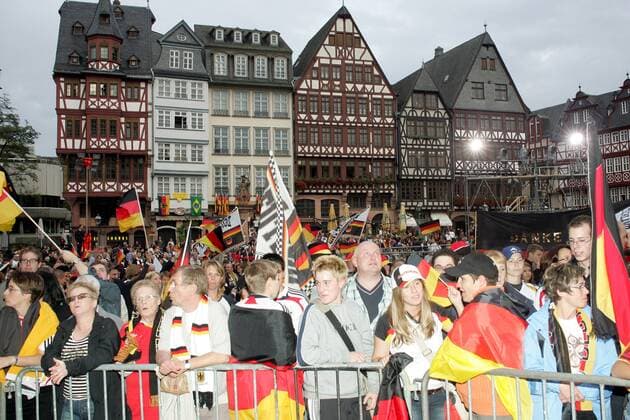 Deutsche Fans erwarten die Weltmeisterinnen 2007 am Frankfurter Römer Fußball WM Damen Empfang Weltmeister 2007, Nationalmannschaft, Frauen, Frauenfußball, Feier, feiern, Weltmeisterfeier Totale Frankfurter Rathausplatz, Römer, Römerberg Frankfurt M. Fußball WM Damen Empfang Weltmeister 2007, Nationalmannschaft, Frauen, Frauenfußball, Feier, feiern, Weltmeisterfeier Totale Frankfurter Rathausplatz, Römer, Römerberg Frankfurt M.