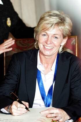Bundestrainerin Silvia Neid (Deutschland) trägt sich ins goldene Buch der Stadt Frankfurt am Main ein Fußball WM Damen Empfang Weltmeister 2007, Frauen, Frauenfußball, Nationalmannschaft, Feier, feiern, Weltmeisterfeier Einzelbild Frankfurter Römer, Rathaus Frankfurt M. Fußball WM Damen Empfang Weltmeister 2007, Frauen, Frauenfußball, Nationalmannschaft, Feier, feiern, Weltmeisterfeier Einzelbild Frankfurter Römer, Rathaus Frankfurt M.