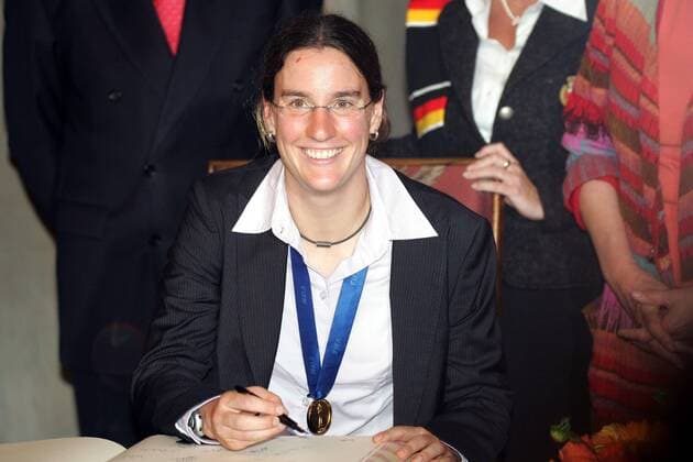 Birgit Prinz (Deutschland) trägt sich ins goldene Buch der Stadt Frankfurt am Main ein Fußball WM Damen Empfang Weltmeister 2007, Frauen, Frauenfußball, Nationalmannschaft, Feier, feiern, Weltmeisterfeier Einzelbild Frankfurter Römer, Rathaus Frankfurt M. Fußball WM Damen Empfang Weltmeister 2007, Frauen, Frauenfußball, Nationalmannschaft, Feier, feiern, Weltmeisterfeier Einzelbild Frankfurter Römer, Rathaus Frankfurt M.