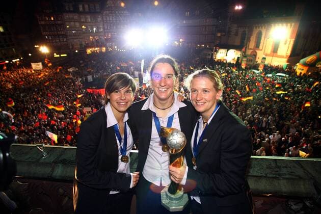 IMAGO Iconic Moments, Fußball - Frauen Tausende Fußballfans empfangen die Weltmeisterinnen 2007 aus Deutschland am Frankfurter Römer, v.li.: Ariane Hingst, Birgit Prinz und Kerstin Stegemann Fußball WM Damen Empfang Weltmeister 2007, Nationalteam, Frauen, Frauenfußball, Feier, feiern, Siegesfeier, Römer Gruppe Rathausplatz, Römerberg, Rathausbalkon Rathaus Frankfurt M., Gegenlicht, Scheinwerferlicht Begeisterung, Freude, Fußball WM Damen Empfang Weltmeister 2007, Nationalteam, Frauen, Frauenfußball, Feier, feiern, Siegesfeier, Römer Gruppe Rathausplatz, Römerberg, Rathausbalkon Rathaus Frankfurt M., Gegenlicht, Scheinwerferlicht Begeisterung, Freude,