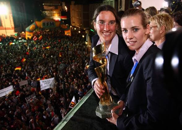 Tausende Fußballfans empfangen die Weltmeisterinnen 2007 aus Deutschland am Frankfurter Römer, v.li.: Birgit Prinz und Simone Laudehr Fußball WM Damen Empfang Weltmeister 2007, Nationalteam, Frauen, Frauenfußball, Feier, feiern, Siegesfeier, Römer Gruppe Rathausplatz, Römerberg, Rathausbalkon Frankfurt M.o0 Rathaus Freude, Fußball WM Damen Empfang Weltmeister 2007, Nationalteam, Frauen, Frauenfußball, Feier, feiern, Siegesfeier, Römer Gruppe Rathausplatz, Römerberg, Rathausbalkon Frankfurt M.o0 Rathaus Freude,