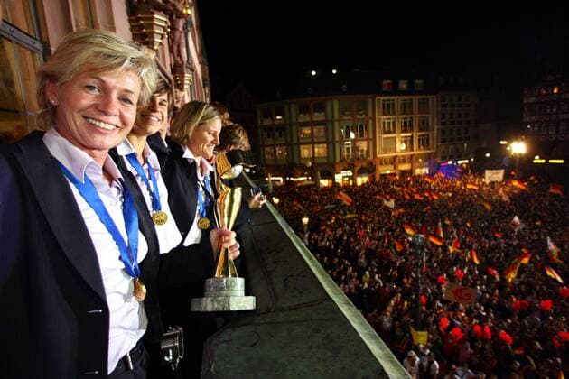 Bundestrainerin Silvia Neid (Deutschland) präsentiert Tausenden von Fußballfans die Trophäe für den Weltmeistertitel 2007 Fußball WM Damen Empfang Weltmeister 2007, Nationalteam, Frauen, Frauenfußball, Feier, feiern, Siegesfeier, Römer Gruppe Rathausplatz, Römerberg, Rathausbalkon Frankfurt M., Nationaltrainer, Nationaltrainerin Freude, Fußball WM Damen Empfang Weltmeister 2007, Nationalteam, Frauen, Frauenfußball, Feier, feiern, Siegesfeier, Römer Gruppe Rathausplatz, Römerberg, Rathausbalkon Frankfurt M., Nationaltrainer, Nationaltrainerin Freude,