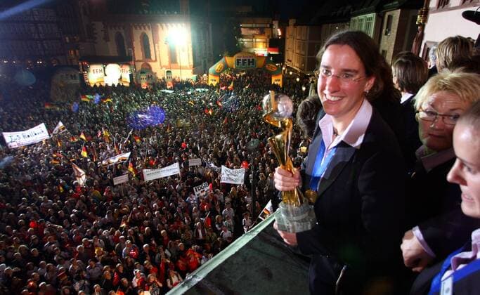 Birgit Prinz (Deutschland) präsentiert Tausenden von Fußballfans die Trophäe für den Weltmeistertitel 2007 Fußball WM Damen Empfang Weltmeister 2007, Nationalteam, Frauen, Frauenfußball, Feier, feiern, Siegesfeier, Römer Gruppe Rathausplatz, Römerberg, Rathausbalkon Frankfurt M. o0 Rathaus Begeisterung, Freude, Fußball WM Damen Empfang Weltmeister 2007, Nationalteam, Frauen, Frauenfußball, Feier, feiern, Siegesfeier, Römer Gruppe Rathausplatz, Römerberg, Rathausbalkon Frankfurt M. o0 Rathaus Begeisterung, Freude,