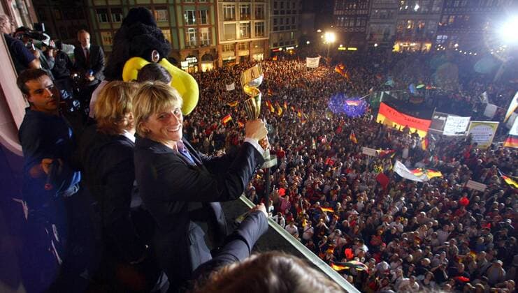 Torfrau Silke Rottenberg (Deutschland) präsentiert Tausenden von Fußballfans die Trophäe für den Weltmeistertitel 2007 Fußball WM Damen Empfang Weltmeister 2007, Nationalteam, Frauen, Frauenfußball, Feier, feiern, Siegesfeier, Römer Totale Rathausplatz, Römerberg, Rathausbalkon Frankfurt M., Torhüterin o0 Rathaus Begeisterung, Freude, Fußball WM Damen Empfang Weltmeister 2007, Nationalteam, Frauen, Frauenfußball, Feier, feiern, Siegesfeier, Römer Totale Rathausplatz, Römerberg, Rathausbalkon Frankfurt M., Torhüterin o0 Rathaus Begeisterung, Freude,