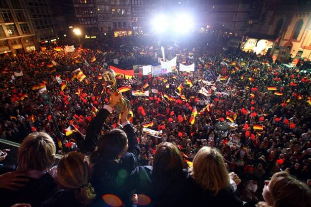 Tausende von Fußballfans aus Deutschland feiern den Weltmeistertitel 2007 der Damen am Frankfurter Römer Fußball WM Damen Empfang Weltmeister 2007, Nationalteam, Frauen, Frauenfußball, Feier, feiern, Siegesfeier, Römer Totale Rathausplatz, Römerberg, Rathausbalkon Frankfurt M., Altstadt, Fanmassen, Nationalfahne Begeisterung, Freude, Fußball WM Damen Empfang Weltmeister 2007, Nationalteam, Frauen, Frauenfußball, Feier, feiern, Siegesfeier, Römer Totale Rathausplatz, Römerberg, Rathausbalkon Frankfurt M., Altstadt, Fanmassen, Nationalfahne Begeisterung, Freude,