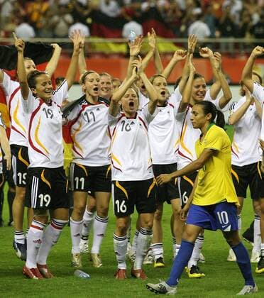 Marta (Brasilien, re.) enttäuscht während die deutsche Mannschaft jubelt Fußball Länderspiel Damen WM 2007, Frauen, Frauenfußball, Nationalteam, Nationaltrikot, Finale, Deutschland - Brasilien 2:0 Totale Shanghai Begeisterung, Freude, Fußball Länderspiel Damen WM 2007, Frauen, Frauenfußball, Nationalteam, Nationaltrikot, Finale, Deutschland - Brasilien 2:0 Totale Shanghai Begeisterung, Freude,