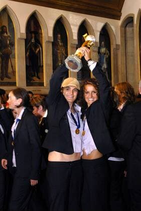 Weltmeisterinnen Fatmire Bajramaj (re.) und Torfrau Nadine Angerer (beide Deutschland) während des Empfangs im Frankfurter Rathaus mit Siegerpokal und Medaille Fußball Damen WM 2007 Nationalmannschaft Empfang Ankunft Rathaus Rathausempfang Weltmeister Weltmeisterinnen Vdig Gruppe Frankfurter Römer Römerberg Rathausplatz Frankfurt M. Frauen, Frauenfußball Freude, Sinnlichkeit, Fußball Damen WM 2007 Nationalmannschaft Empfang Ankunft Rathaus Rathausempfang Weltmeister Weltmeisterinnen Vdig Gruppe Frankfurter Römer Römerberg Rathausplatz Frankfurt M. Frauen, Frauenfußball Freude, Sinnlichkeit,