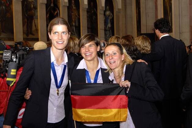 Weltmeisterinnen Kerstin Garefrekes (li.), Ariane Hingst (Mitte) und Anja Mittag (alle Deutschland) während des Empfangs im Frankfurter Rathaus mit Deutschlandfahne und Medaillen Fußball Damen WM 2007 Nationalmannschaft Empfang Ankunft Rathaus Rathausempfang Weltmeister Weltmeisterinnen Vdig Gruppe Frankfurter Römer Römerberg Rathausplatz Frankfurt M. Frauen, Frauenfußball Freude, Fußball Damen WM 2007 Nationalmannschaft Empfang Ankunft Rathaus Rathausempfang Weltmeister Weltmeisterinnen Vdig Gruppe Frankfurter Römer Römerberg Rathausplatz Frankfurt M. Frauen, Frauenfußball Freude,