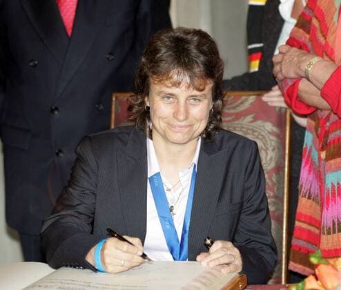 Co Trainerin Ulrike Ballweg (Deutschland) trägt sich in das Goldene Buch der Stadt Frankfurt am Main ein Fußball WM Damen Empfang Weltmeister 2007, Ankunft, Frauen, Frauenfußball, Nationalteam, Weltmeisterinnen, Rathaus Einzelbild Frankfurter Römer Frankfurt M. Freude, Fußball WM Damen Empfang Weltmeister 2007, Ankunft, Frauen, Frauenfußball, Nationalteam, Weltmeisterinnen, Rathaus Einzelbild Frankfurter Römer Frankfurt M. Freude,