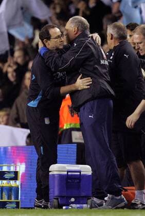 Trainer Martin O Neill (Aston Villa, li.) und Trainer Martin Jol (Tottenham Hotspur) umarmen sich - EDITORIAL USE ONLY. No use with unauthorised audio, video, data, fixture lists, club league logos or live services. Online in-match use limited to 120 images, no video emulation. No use in betting, games or single club league player publications. Fußball Herren English Premier League 2007 2008, 1. Englische Liga, Tottenham Hotspurs - Aston Villa 4:4, Spurs Gruppe London Harmonie, Fußball Herren English Premier League 2007 2008, 1. Englische Liga, Tottenham Hotspurs - Aston Villa 4:4, Spurs Gruppe London Harmonie,
