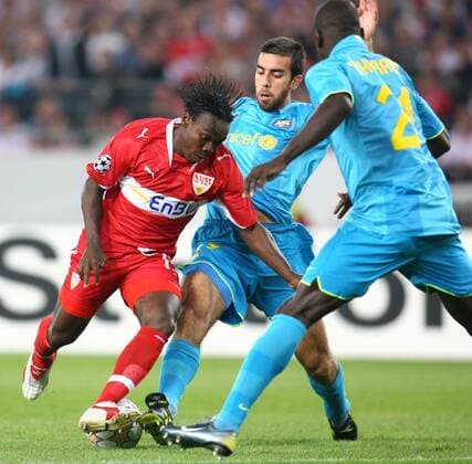 Arthur Boka (Stuttgart, li.) gegen Lilian Thuram (re.) und Oleguer Presas Renom (beide FC Barcelona) Fußball EC 1 Herren Champions League 2007 2008, VfB Stuttgart - FC Barcelona, Barca Gruppe Stuttgart Dynamik, Fußball EC 1 Herren Champions League 2007 2008, VfB Stuttgart - FC Barcelona, Barca Gruppe Stuttgart Dynamik,