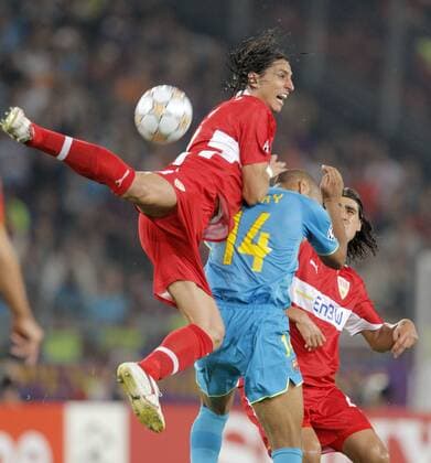 Fernando Meira (Stuttgart, li.) gegen Thierry Henry (FC Barcelona) Fußball EC 1 Herren Champions League 2007 2008, VfB Stuttgart - FC Barcelona 0:2, Barca Gruppe Stuttgart Dynamik, Kampf, Fußball EC 1 Herren Champions League 2007 2008, VfB Stuttgart - FC Barcelona 0:2, Barca Gruppe Stuttgart Dynamik, Kampf,