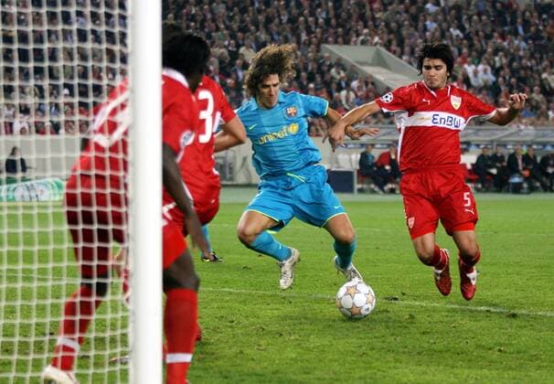 Carles Puyol (FC Barcelona, li.) erzielt das 1:0 gegen Serdar Tasci (Stuttgart) Fußball EC 1 Herren Champions League 2007 2008, VfB Stuttgart - FC Barcelona 0:2, Barca Gruppe Stuttgart Dynamik, Fußball EC 1 Herren Champions League 2007 2008, VfB Stuttgart - FC Barcelona 0:2, Barca Gruppe Stuttgart Dynamik,