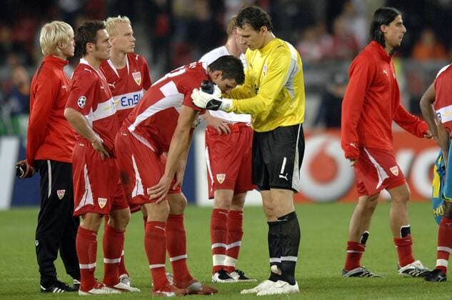 Torwart Raphael Schäfer tröstet Mario Gomez (beide Stuttgart) Fußball EC 1 Herren Champions League 2007 2008, VfB Stuttgart Gruppe Stuttgart Enttäuschung, Verzweiflung, Fußball EC 1 Herren Champions League 2007 2008, VfB Stuttgart Gruppe Stuttgart Enttäuschung, Verzweiflung,