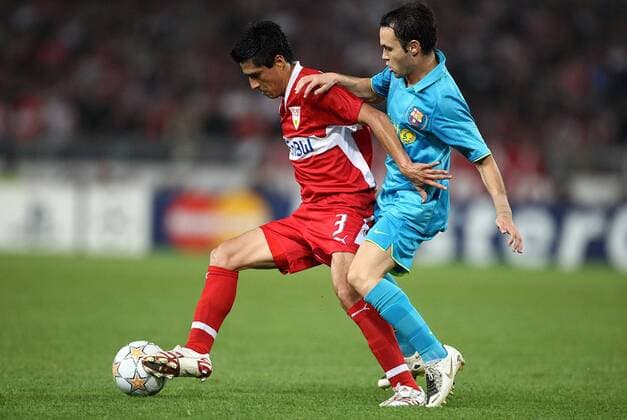 Ricardo Osorio (Stuttgart, li.) gegen Andres Iniesta (FC Barcelona) Fußball EC 1 Herren Champions League 2007 2008, VfB Stuttgart - FC Barcelona 0:2, Barca Gruppe Stuttgart Dynamik, Fußball EC 1 Herren Champions League 2007 2008, VfB Stuttgart - FC Barcelona 0:2, Barca Gruppe Stuttgart Dynamik,