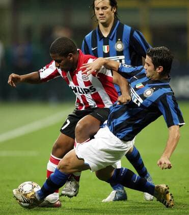 Jefferson Farfan (Eindhoven, li.) gegen Cristian Chivu (re.), beobachtet von Santiago Solari (beide Inter Mailand) -  Fußball EC 1 Herren Champions League 2007 2008, FC Internazionale Mailand - PSV Eindhoven 2:0 Gruppe Mailand Dynamik, Fußball EC 1 Herren Champions League 2007 2008, FC Internazionale Mailand - PSV Eindhoven 2:0 Gruppe Mailand Dynamik,