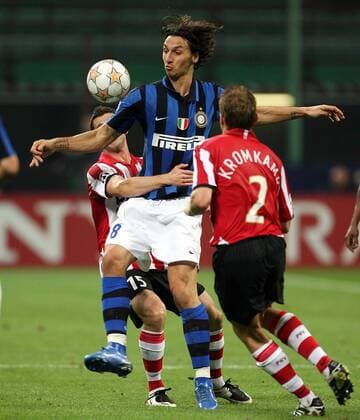 Zlatan Ibrahimovic (Inter Mailand, Mitte) im Duell -  Fußball EC 1 Herren Champions League 2007 2008, FC Internazionale Mailand - PSV Eindhoven 2:0 Gruppe Mailand Dynamik, Fußball EC 1 Herren Champions League 2007 2008, FC Internazionale Mailand - PSV Eindhoven 2:0 Gruppe Mailand Dynamik,