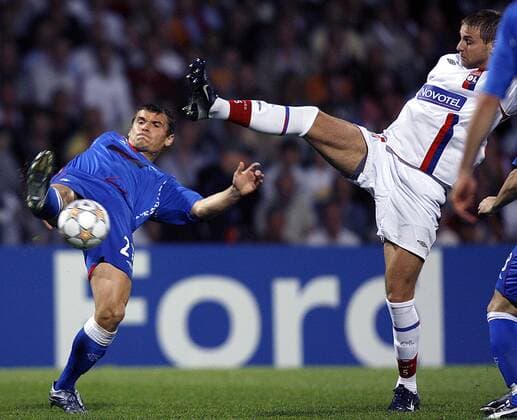 Lee McCulloch (Glasgow Rangers, li.) gegen Mathieu Bodmer (Lyon) -  (pan22599) Fußball EC 1 Herren Champions League 2007 2008, Olympique Lyonnais - Glasgow Rangers 0:3, OL Gruppe Lyon Dynamik, Kampf, Fußball EC 1 Herren Champions League 2007 2008, Olympique Lyonnais - Glasgow Rangers 0:3, OL Gruppe Lyon Dynamik, Kampf, 