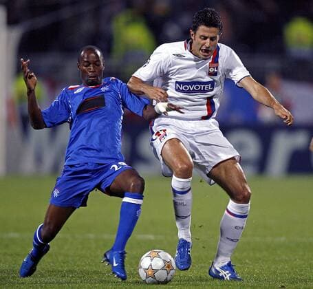 Fabio Grosso (Lyon, re.) gegen DaMarcus Beasley (Glasgow Rangers) -  (pan22599) Fußball EC 1 Herren Champions League 2007 2008, Olympique Lyonnais - Glasgow Rangers 0:3, OL Gruppe Lyon Dynamik, Fußball EC 1 Herren Champions League 2007 2008, Olympique Lyonnais - Glasgow Rangers 0:3, OL Gruppe Lyon Dynamik, 